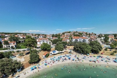 Pješčana Uvala, eerste rij aan zee, uitstekende ligging aan het strand, exclusief appartement te koop, Pula, Istrië, Kroatië