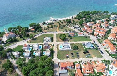 Zemljišče v prvi vrsti do morja v bližini Pule, Hrvaška