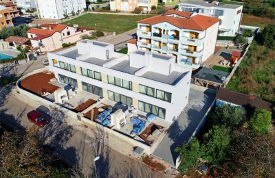 Moderne Häuser in Folge in Novigrad, Kroatien 4