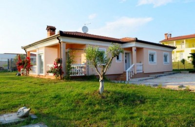 Samostojna hiša za prodajo v mirnem delu Umaga, Istra 2