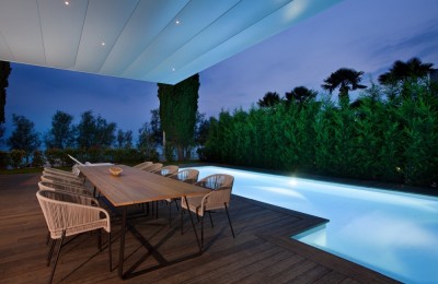 Wir verkaufen erste Reihe zum Meer, luxuriöse und moderne Villa in Poreč, Istrien, Kroatien.