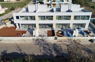 Moderne Häuser in Folge in Novigrad, Kroatien