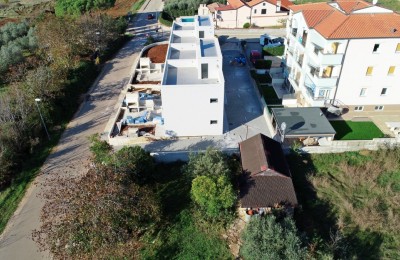 Moderne Häuser in Folge in Novigrad, Kroatien 3