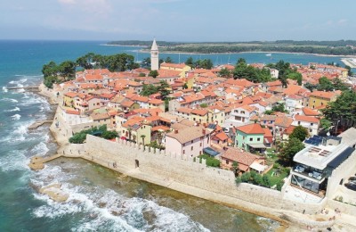 Stenen huis eerste rij naar de zee in het centrum van Novigrad, Istrië 5