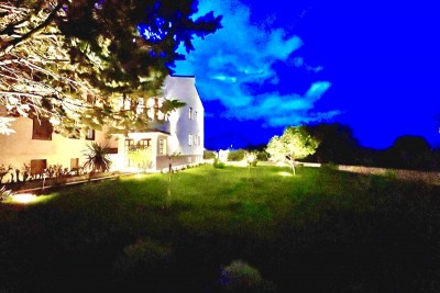 Villa di lusso a Valle, Istria: una perfetta combinazione di fascino rurale ed eleganza moderna 1