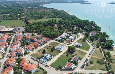 Till salu oavslutat hus i första raden till havet nära Pula, Kroatien.