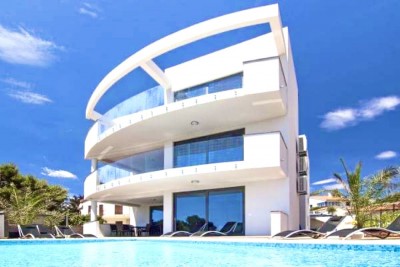 Vacker villa med pool, 150 meter från stranden, med havsutsikt, Premantura, Istrien